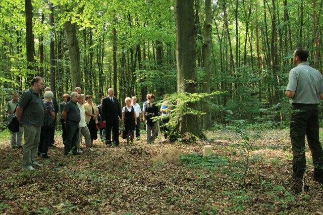 Str 1 in Auf den RuheForst-Bestattungsanlagen ist der Förster der Friedhofsgärtner